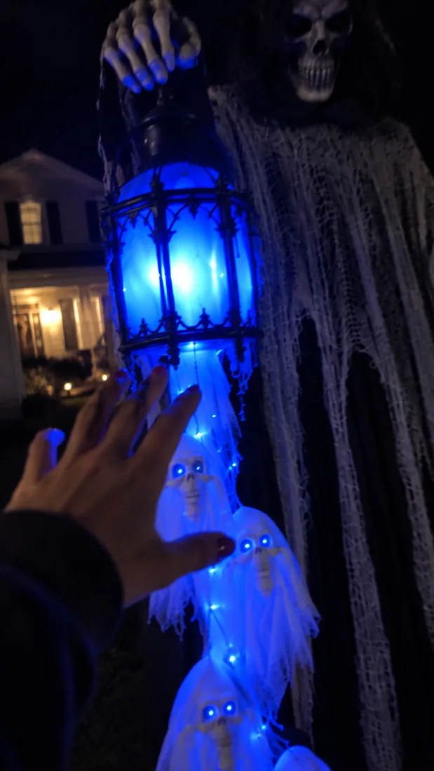 The lantern, close